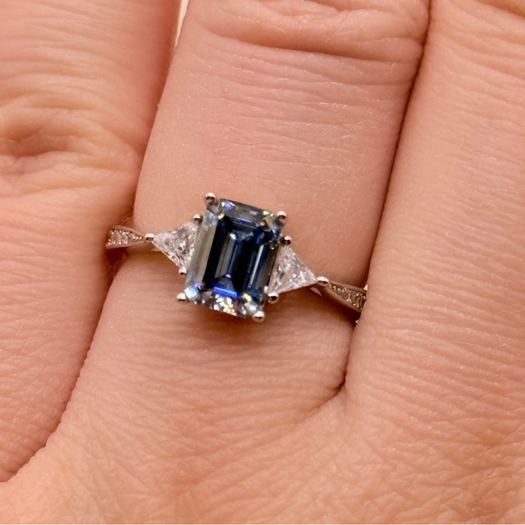 High Quality Lab Grown 1 Carat Blue Moissanite and Silver Women's Ring